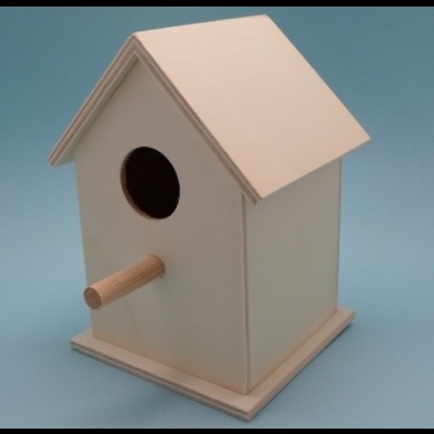 Casa de passarinho branca em madeira com poleiro