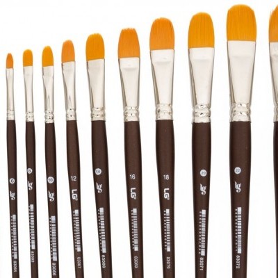 Conjunto de 12 pincéis com cabo castanho e cerdas amarelas alinhados