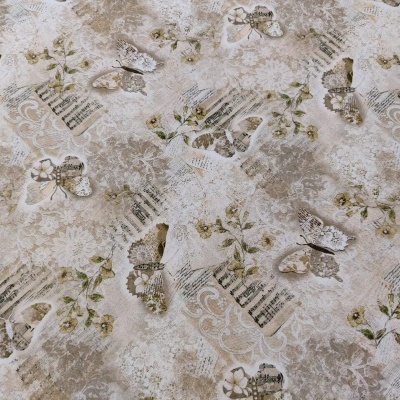 Tecido bege com padrão de borboletas, folhas e texturas em renda e efeitos texturizados.