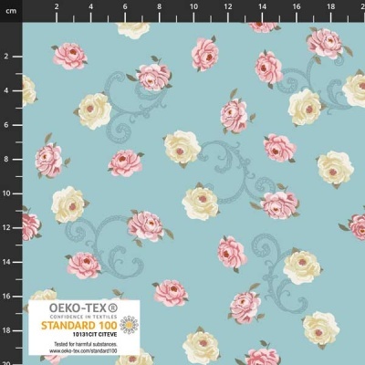 Tecido azul claro com padrão de flores rosa e creme e etiqueta OEKO-TEX STANDARD 100.