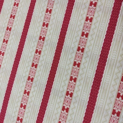 Tecido com riscas vermelhas, brancas e bege e padrões florais e geométricos