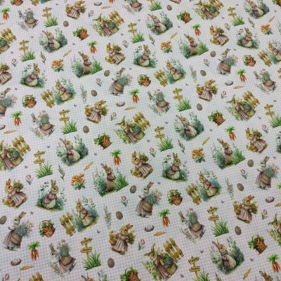 Tecido branco com padrão de coelhos e cenouras em tons pastel