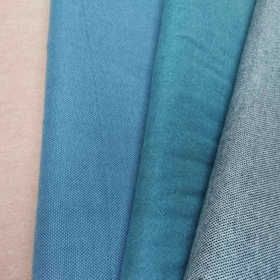 Quatro tecidos coloridos em tons de azul e um em rosa claro, com texturas diferentes.