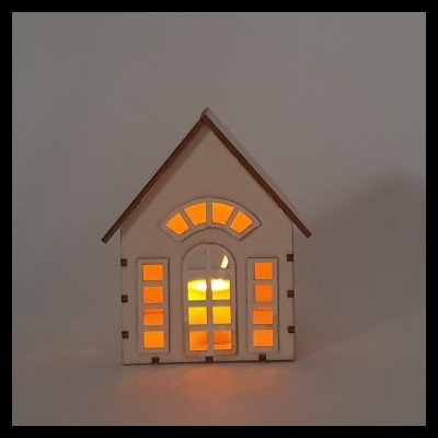Luminária decorativa em forma de casa com luz laranja interior