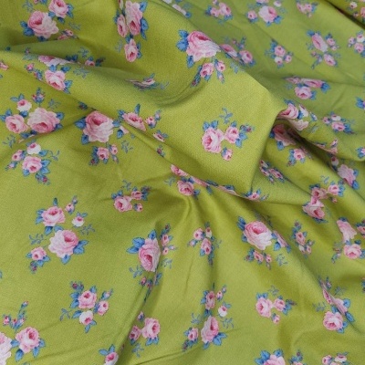 tecido verde com padrão floral cor-de-rosa e folhas azuis