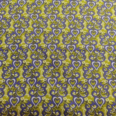 Tecido com padrão de corações e arabescos em amarelo, roxo e branco