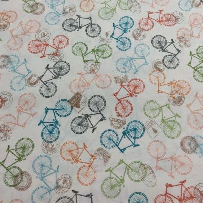 Tecido branco com padrão de bicicletas coloridas e carimbos em tons neutros