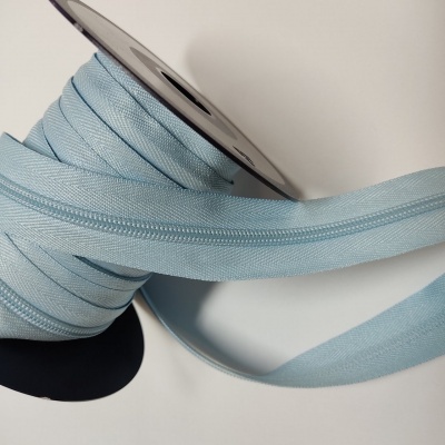 Rolo de fita elástica azul claro desenrolada