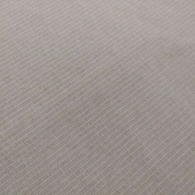 Tecido cinza claro com padrão de linhas finas diagonais.