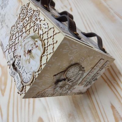 Caixa decorativa de madeira com alça de couro e design floral vintage