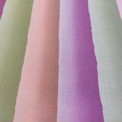 Tecido listrado colorido com texturas suaves