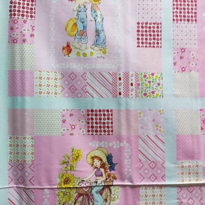 Tecido padrão patchwork rosa com ilustrações de crianças e estampas florais