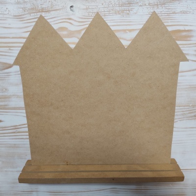 Suporte em madeira em forma de coroa sobre fundo de madeira clara