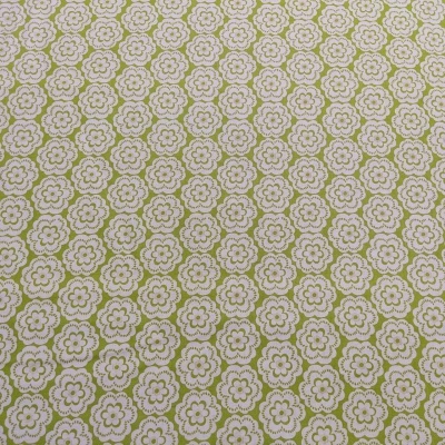tecido branco com padrão de flores verdes repetitivas