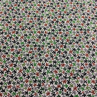 Tecido branco com flores estilizadas coloridas em padrão repetido