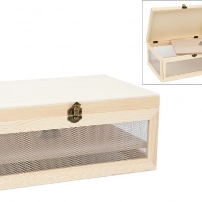 Caixa em madeira clara com tampa com fecho metálico e lateral em rede metálica com bandeja amovível