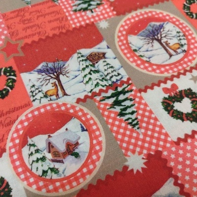 Tecido natalício com padrões de coroas, árvores e paisagens de inverno