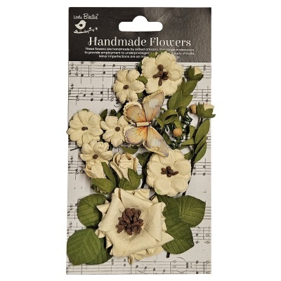 Conjunto de flores artesanais creme com folhas verdes em embalagem com nota musical e texto