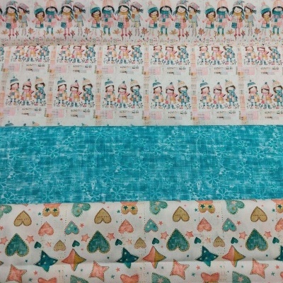 Quatro tecidos com diferentes padrões coloridos incluindo crianças, texto, padrão geométrico e corações.