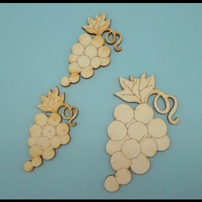 Decorações em madeira em forma de cachos de uvas com folhas em fundo azul
