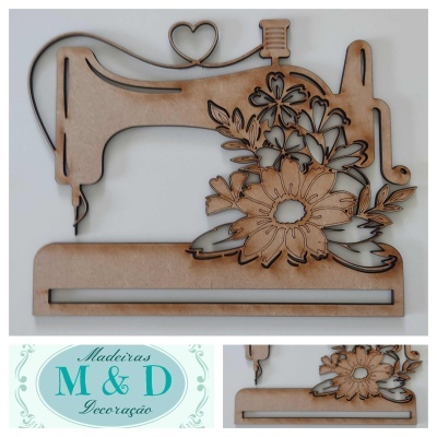 Peça decorativa de madeira em forma de máquina de costura com flores e coração