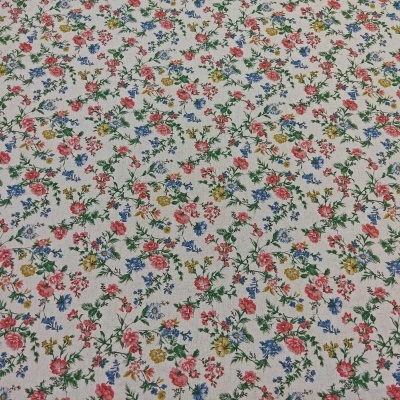 Tecido branco com padrão floral colorido em vermelho, amarelo, azul e verde