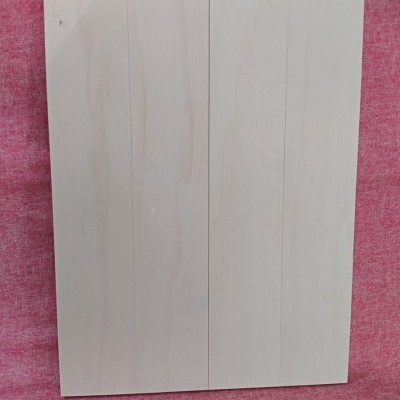 Duas placas claras retangulares lado a lado sobre tecido rosa