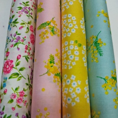 Rolos de tecido floral coloridos alinhados lado a lado