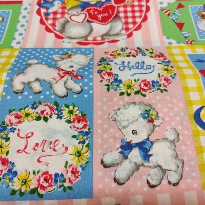 Tecido com padrão de cordeiros, flores e textos em inglês