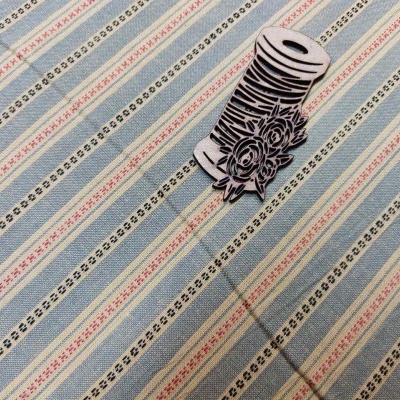 Suporte de cartão decorativo com design de carretel zebra sobre tecido listrado