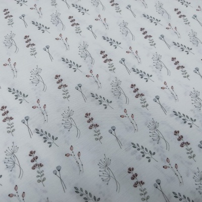 tecido branco com padrão de ramos pequenos marrons e cinzentos