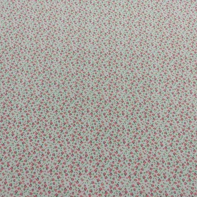 Tecido branco com padrão floral pequeno em rosa e verde