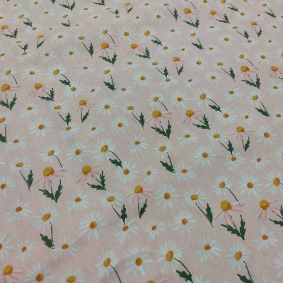 Tecido rosa claro com estampado de margaridas brancas e amarelas com folhas verdes