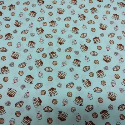 Tecido azul claro com padrão de bolos e fatias de bolo