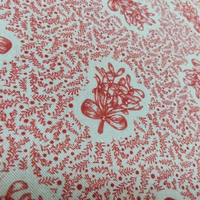 Tecido branco com padrão vermelho de ramos e borboletas