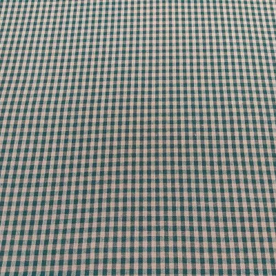 Tecido xadrez verde e branco em superfície plana