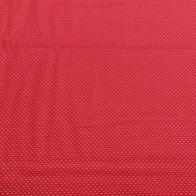 Tecido vermelho com pontos brancos pequenos em padrão regular