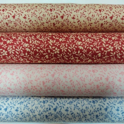 Rolos de tecido com padrão floral pequeno em quatro cores diferentes