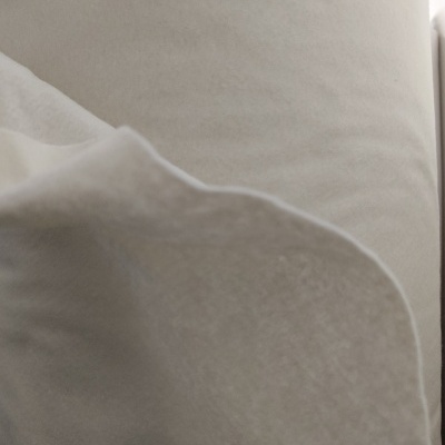 Tecido branco com textura suave e acabamento em bainha.