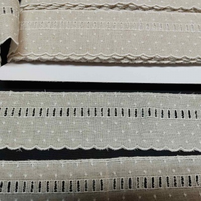 Fitas decorativas em tecido bege com diferentes padrões e texturas.