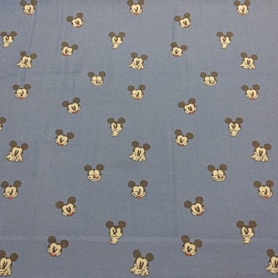 Tecido azul claro com padrão de cabeças de rato desenhadas