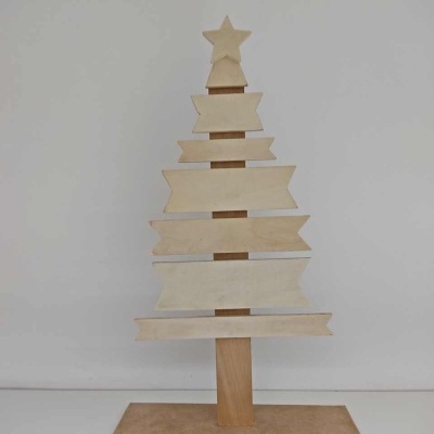 Árvore de Natal decorativa em madeira clara com base retangular