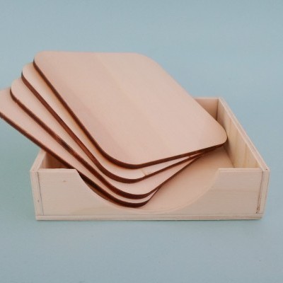 Conjunto de tábuas de madeira clara com cantos redondos dentro de caixa de madeira em fundo azul claro