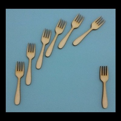 Set de sete garfos de madeira sobre fundo azul