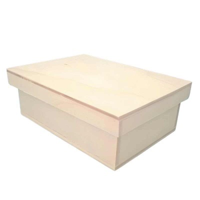 Caixa retangular de madeira clara fechada