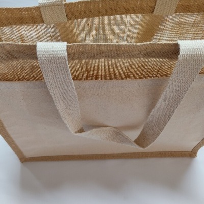Saco ecológico de pano bege com alças brancas e parte superior em juta
