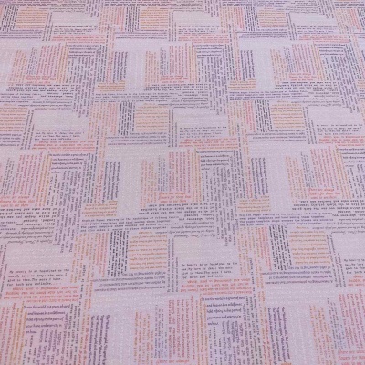Tecido estampado com padrão de blocos de texto em várias cores sobre fundo claro