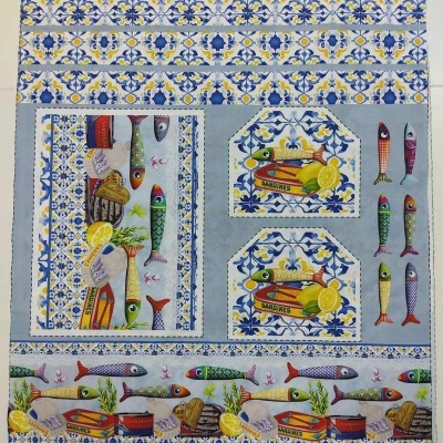 Pano de cozinha com padrão colorido de sardinhas e azulejos portugueses