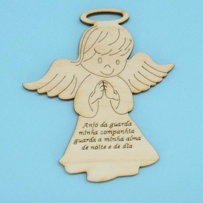 Anjo decorativo em madeira clara com texto gravado