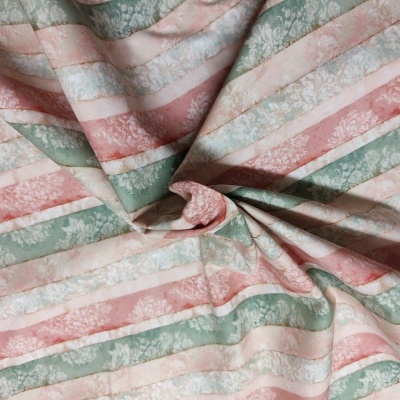 Tecido às riscas em tons pastel com padrão floral branco